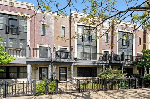 $789,000 | 3443 North Whipple Street, Chicago, IL 60618