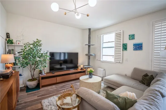 $818,800 | 201 East Angeleno Avenue, Unit 206, Burbank, CA 91502