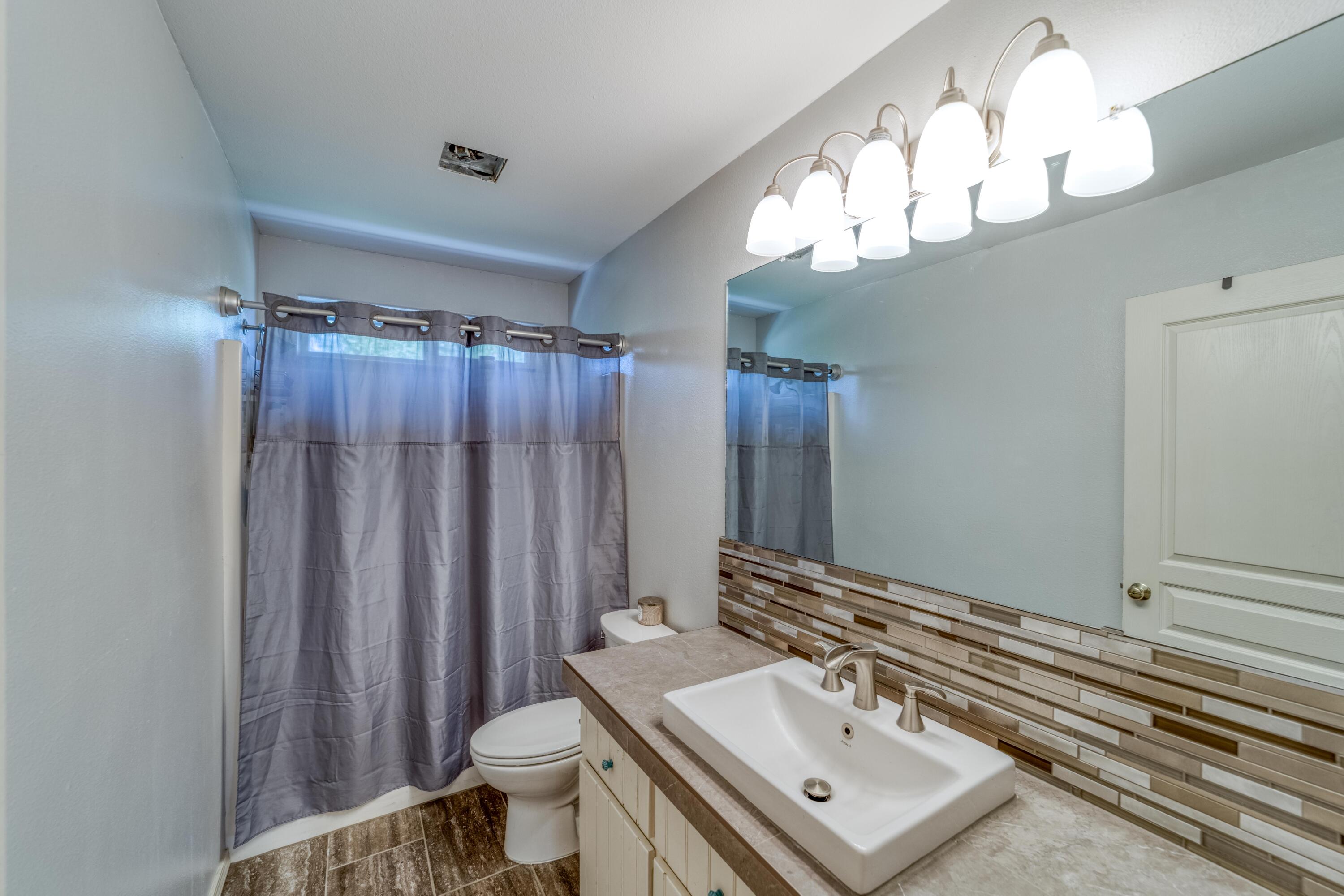 62799 Eagle Road Bend, OR 97701 - Photo 29 of 38 Guest Bathroom