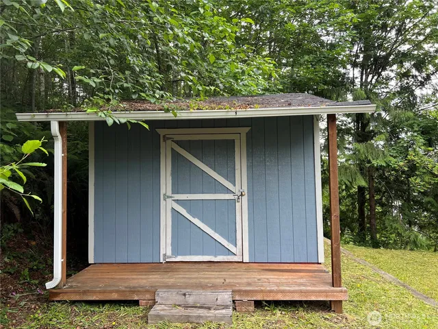 a view of house with backyard