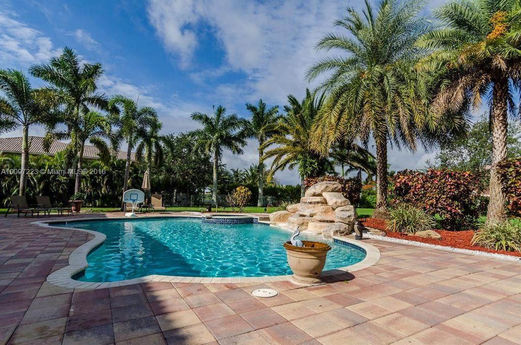 2633 Birch Terrace Davie, FL 33330 - Photo 29 of 35 a garden view with a fountain