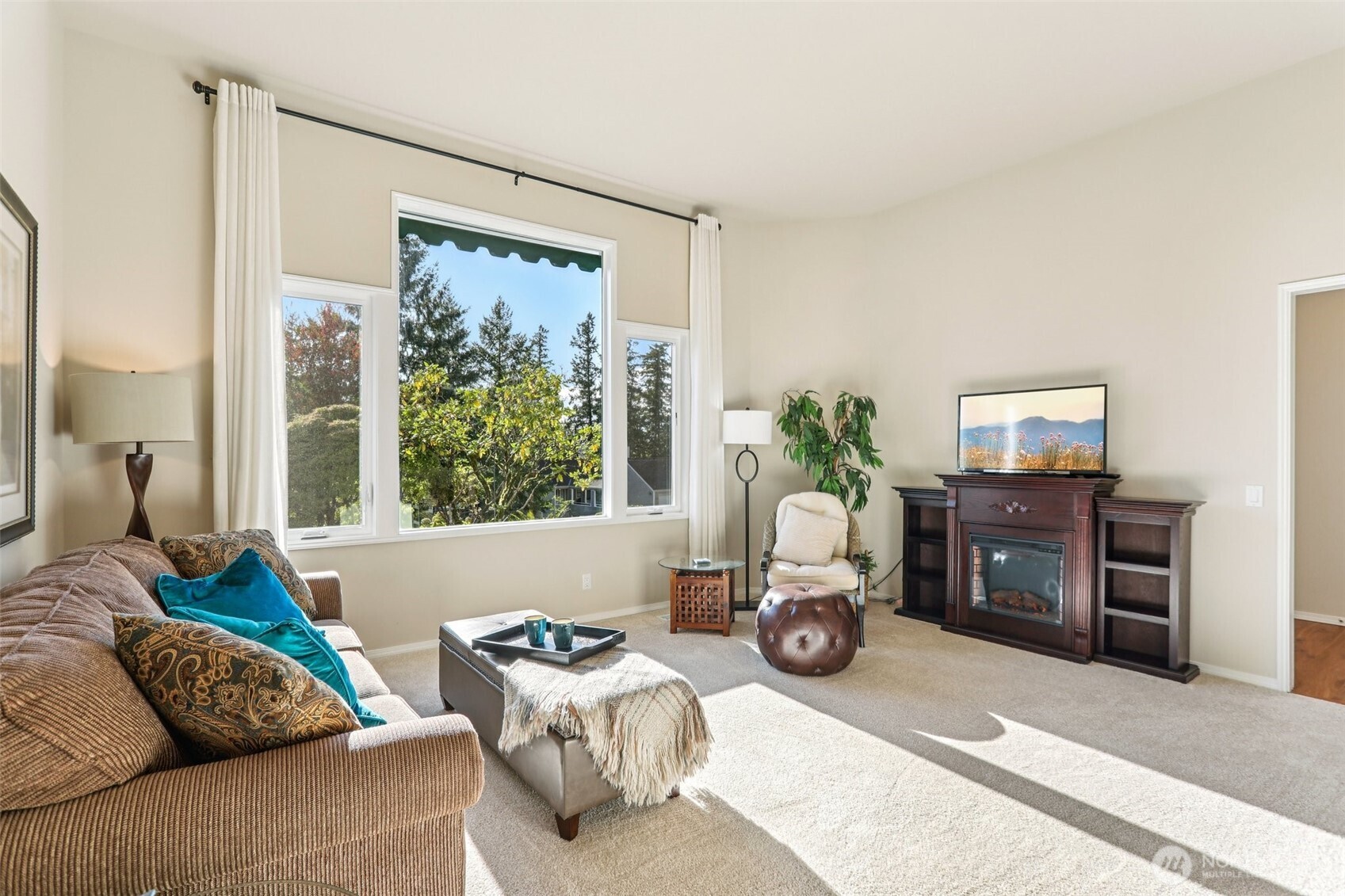 4222 221st Place Southeast, Unit 1081 Issaquah, WA 98029 - Photo 9 of 40 a living room with furniture and a window