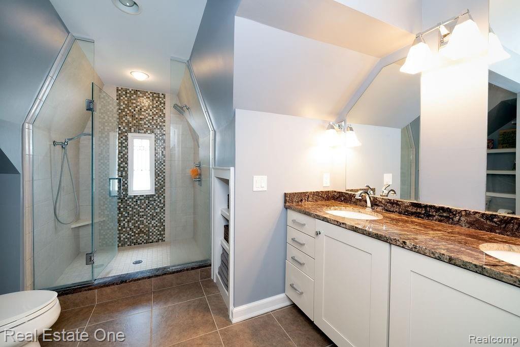 363 Linwood Avenue Rochester, MI 48307 - Photo 19 of 24 Second Floor Full Bathroom
