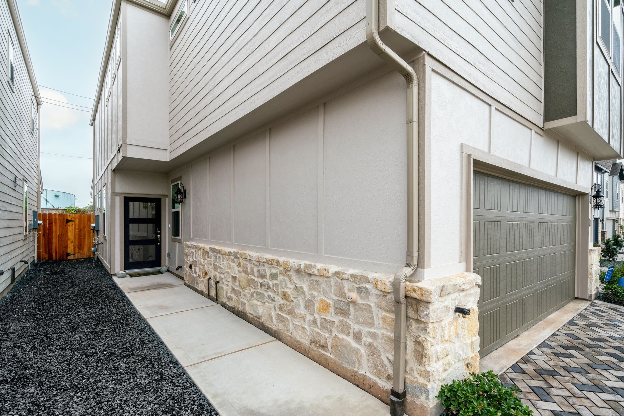 8209 Rising Stream Drive Houston, TX 77063 - Photo 6 of 37 Gallery Image 6