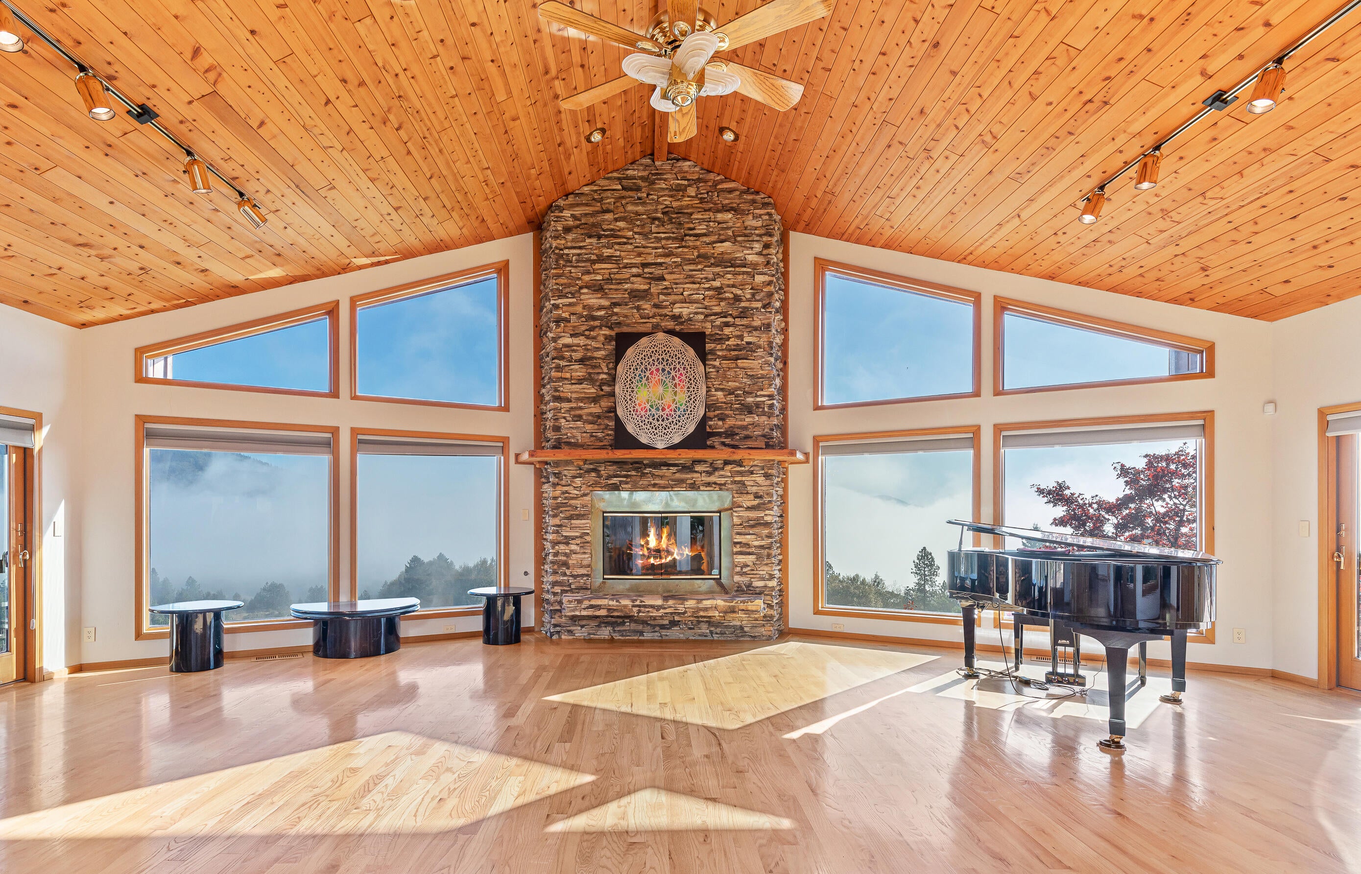 6380 Tunnel Loop Road Grants Pass, OR 97526 - Photo 13 of 83 Great Room
