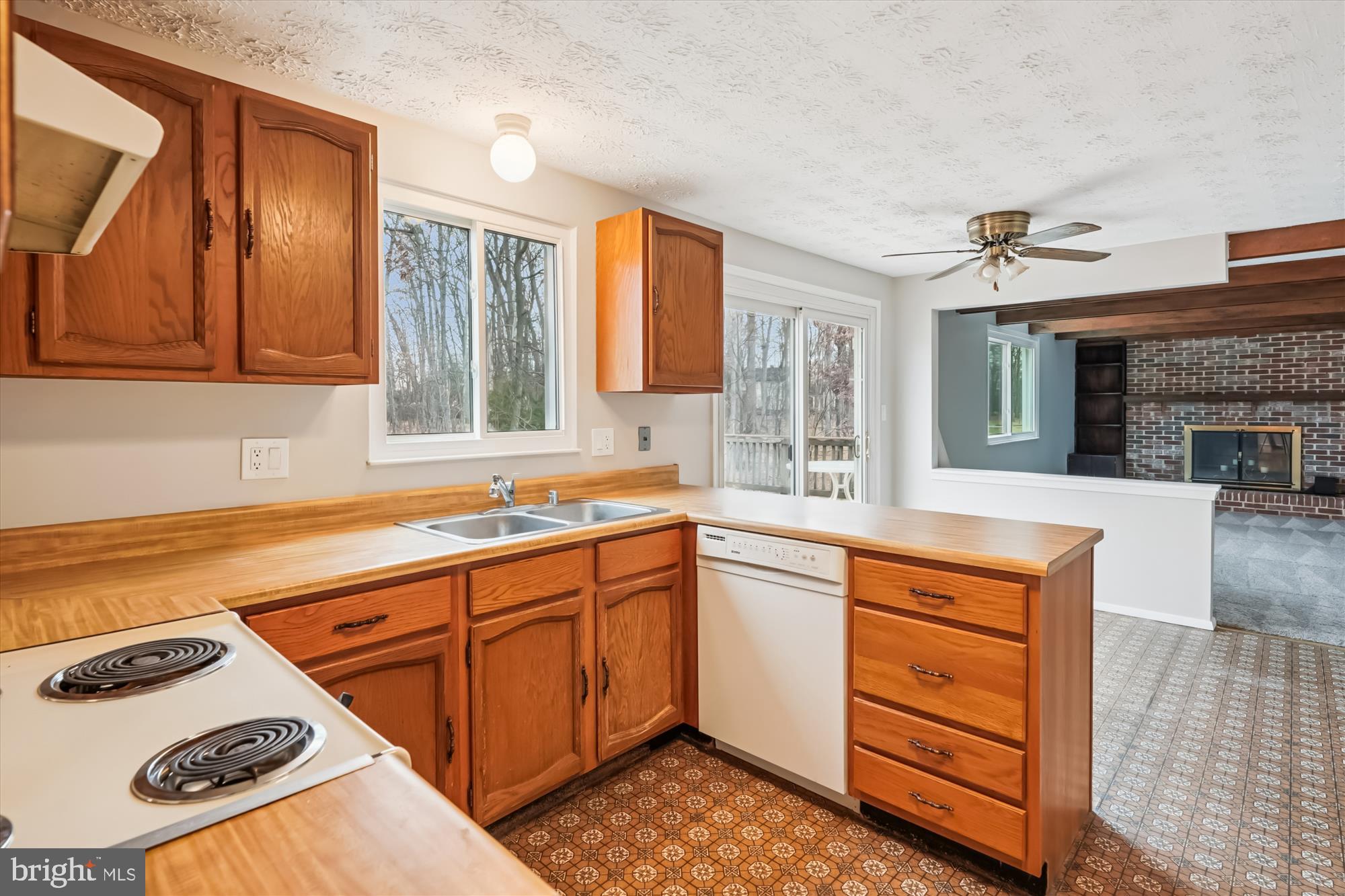 135 Applegate Drive Sterling, VA 20164 - Photo 11 of 42 a kitchen that has a sink and a stove in it