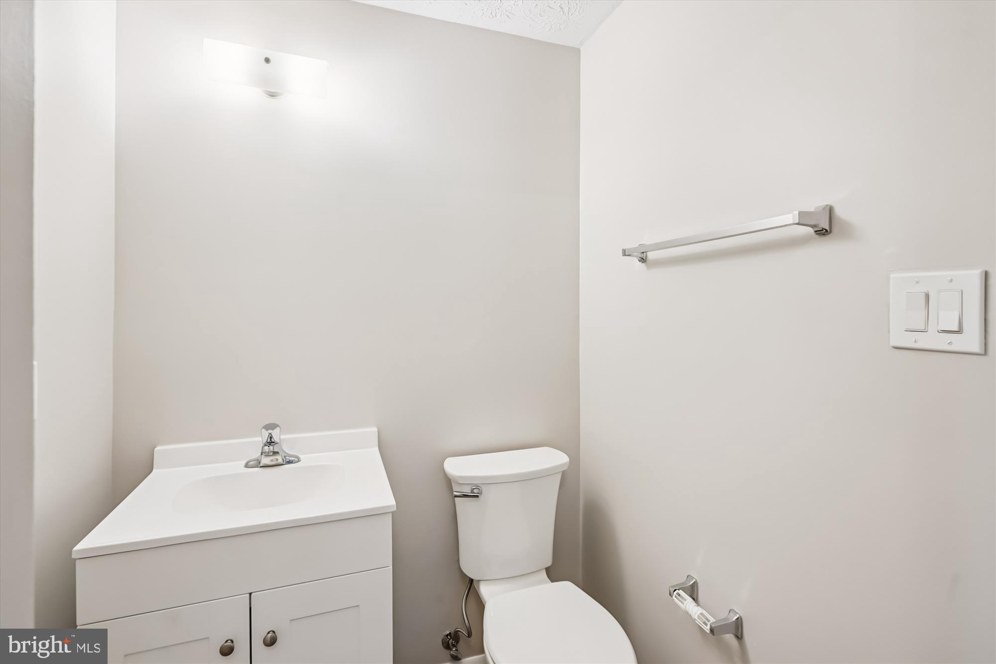 135 Applegate Drive Sterling, VA 20164 - Photo 13 of 42 a bathroom with a toilet sink and mirror