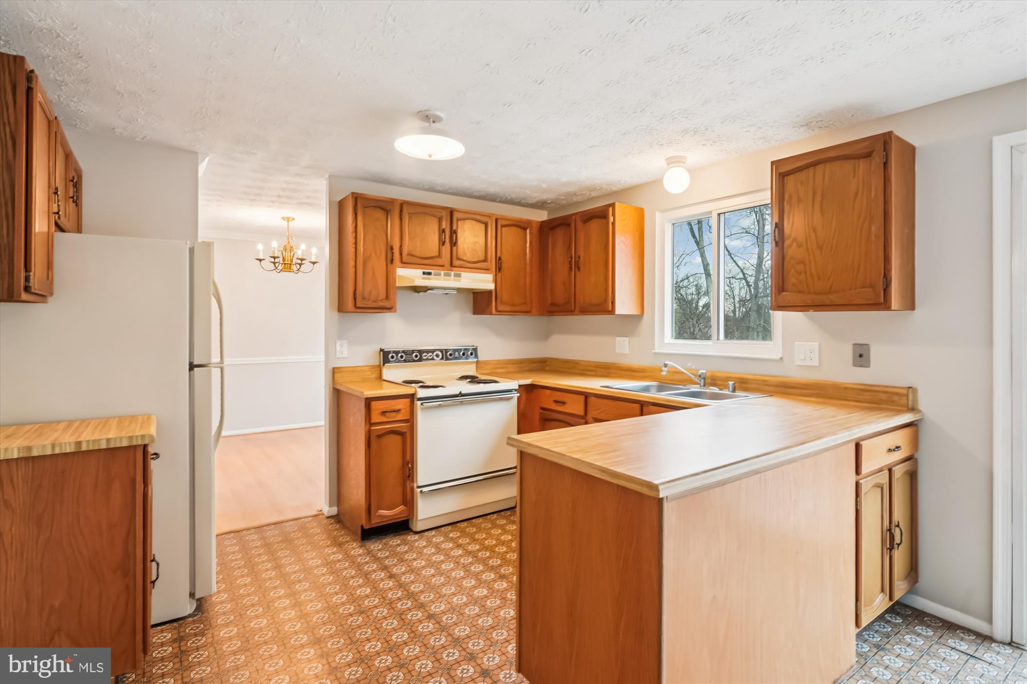 135 Applegate Drive Sterling, VA 20164 - Photo 9 of 42 a kitchen with a stove a sink and a refrigerator