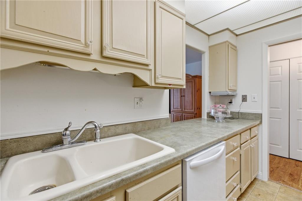 750 Washington Road, Unit 307 Pittsburgh, PA 15228 - Photo 9 of 24 a bathroom with a sink and a mirror