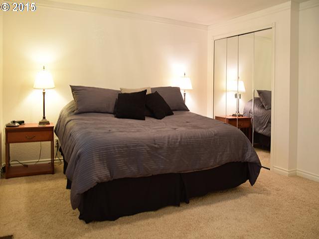 6525 Southwest Locust Street Portland, OR 97223 - Photo 7 of 15 Gallery Image 7