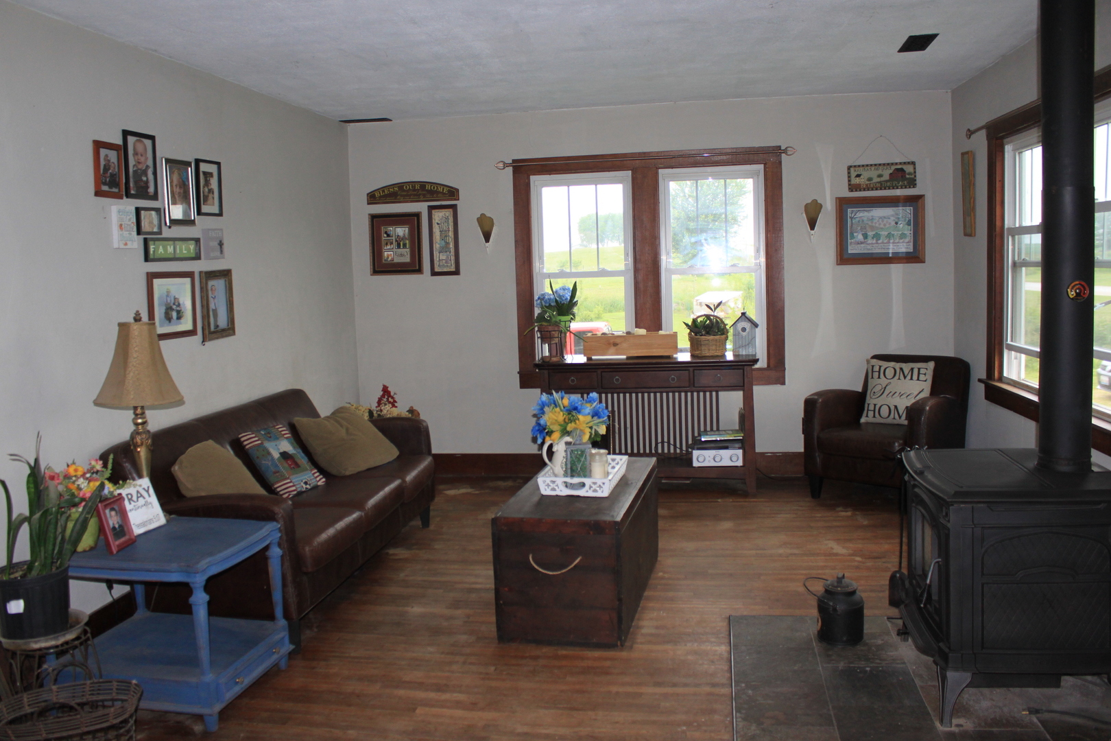 26585 Clark Road Sterling, IL 61081 - Photo 2 of 14 a living room with furniture