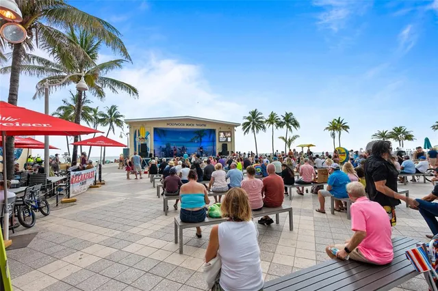 a view of outdoor space yard and porch