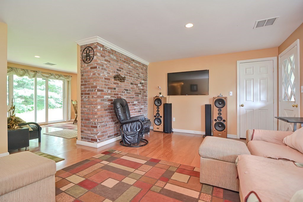 73 Clarence Road Bellingham, MA 02019 - Photo 18 of 37 Gallery Image 18