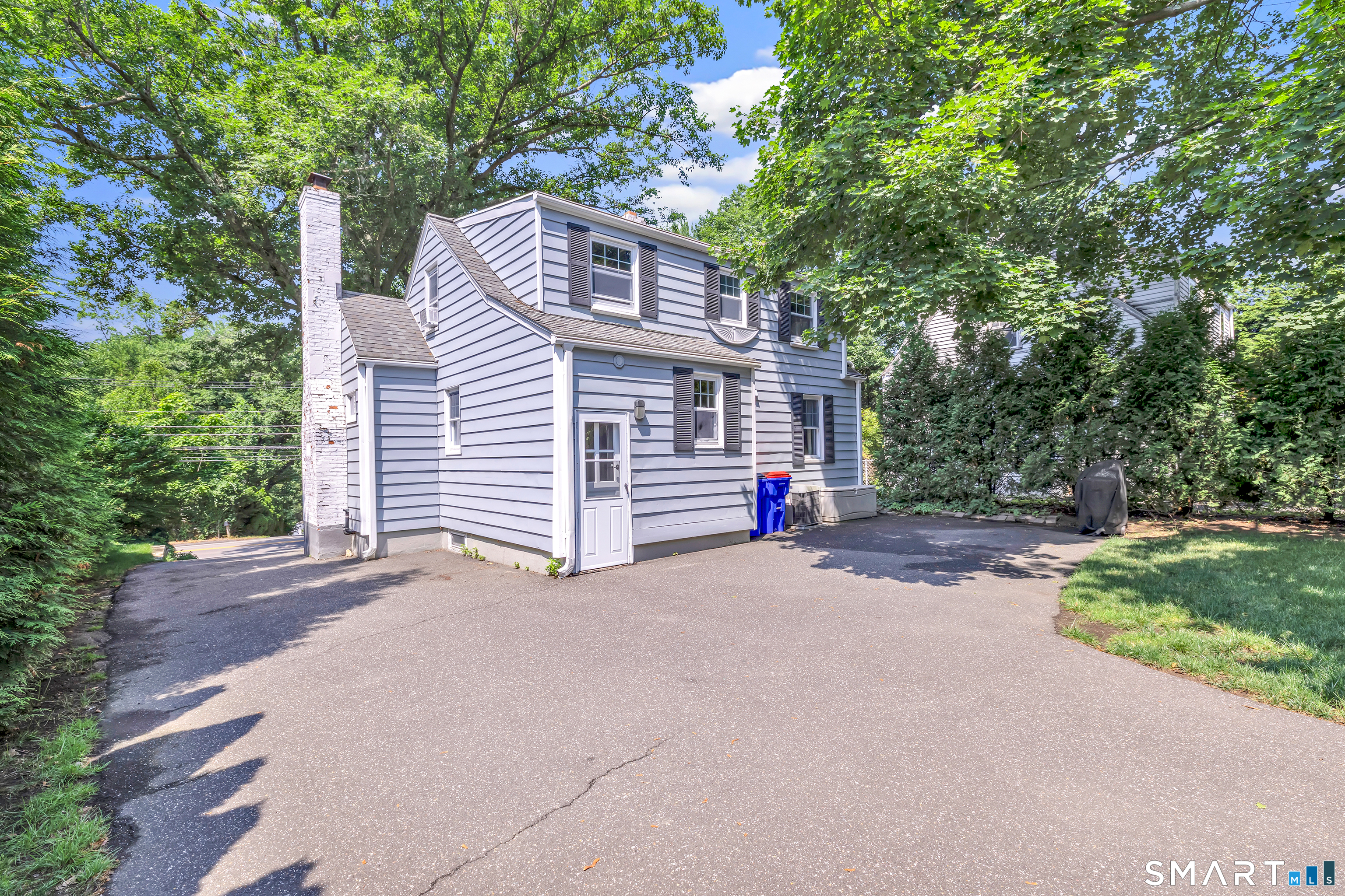 2082 Stratfield Road Fairfield, CT 06825 - Photo 3 of 38