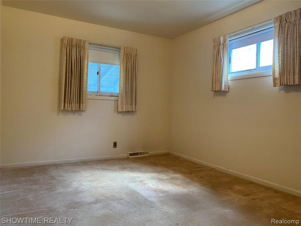 24640 Kelly Road Eastpointe, MI 48021 - Photo 11 of 26