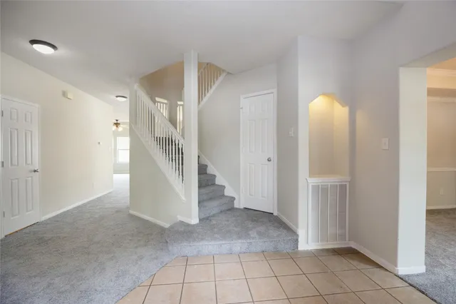 a view of an entryway with a livingroom