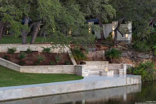 a view of fountain in a backyard