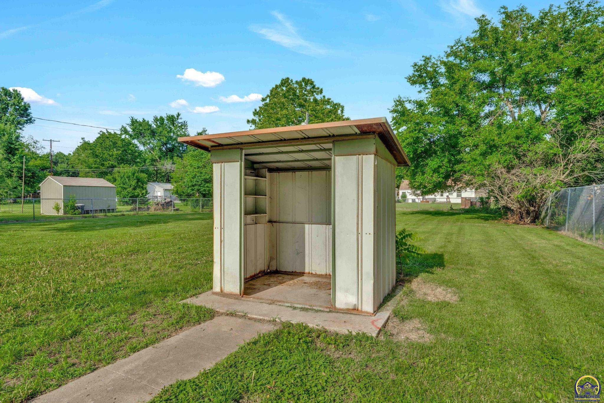 2212 Southwest Burnett Road Topeka, KS 66614 - Photo 37 of 37