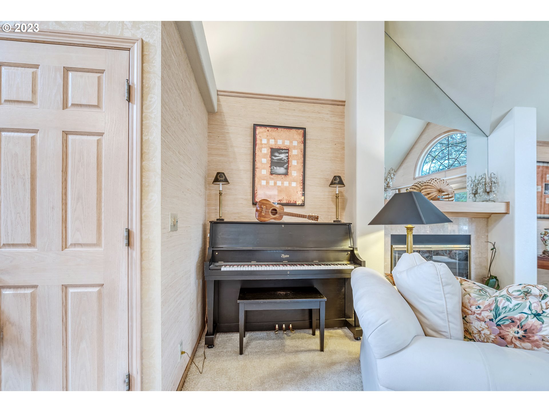 849 Fairway View Drive Eugene, OR 97401 - Photo 11 of 47 a living room with furniture and a potted plant