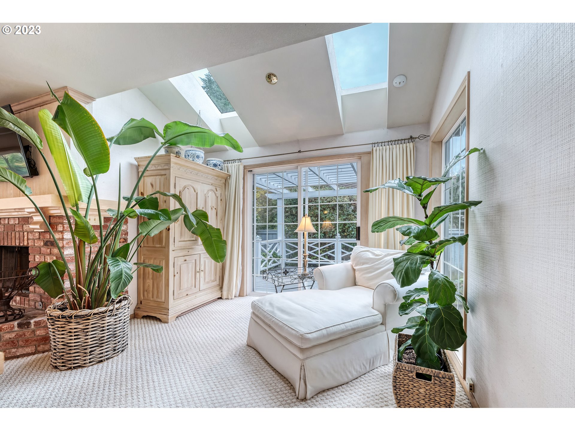 849 Fairway View Drive Eugene, OR 97401 - Photo 19 of 47 a living room with furniture and a potted plant
