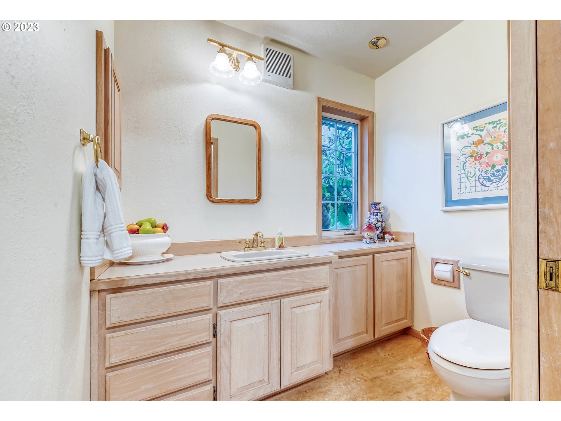 849 Fairway View Drive Eugene, OR 97401 - Photo 22 of 47 a bathroom with a toilet sink and mirror