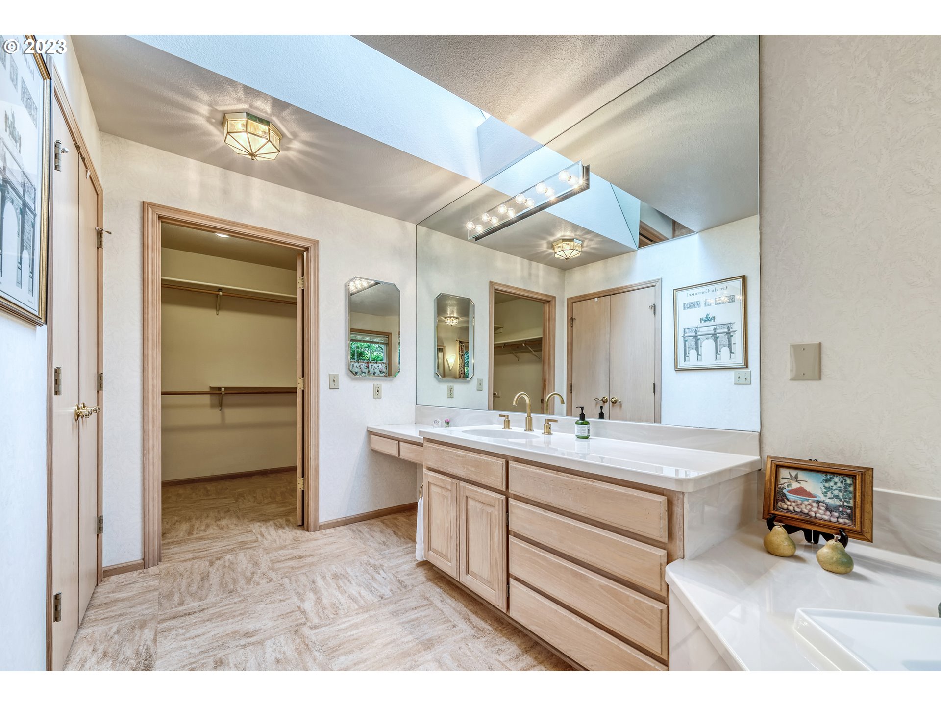 849 Fairway View Drive Eugene, OR 97401 - Photo 26 of 47 a bathroom with a sink a mirror and a bath tub