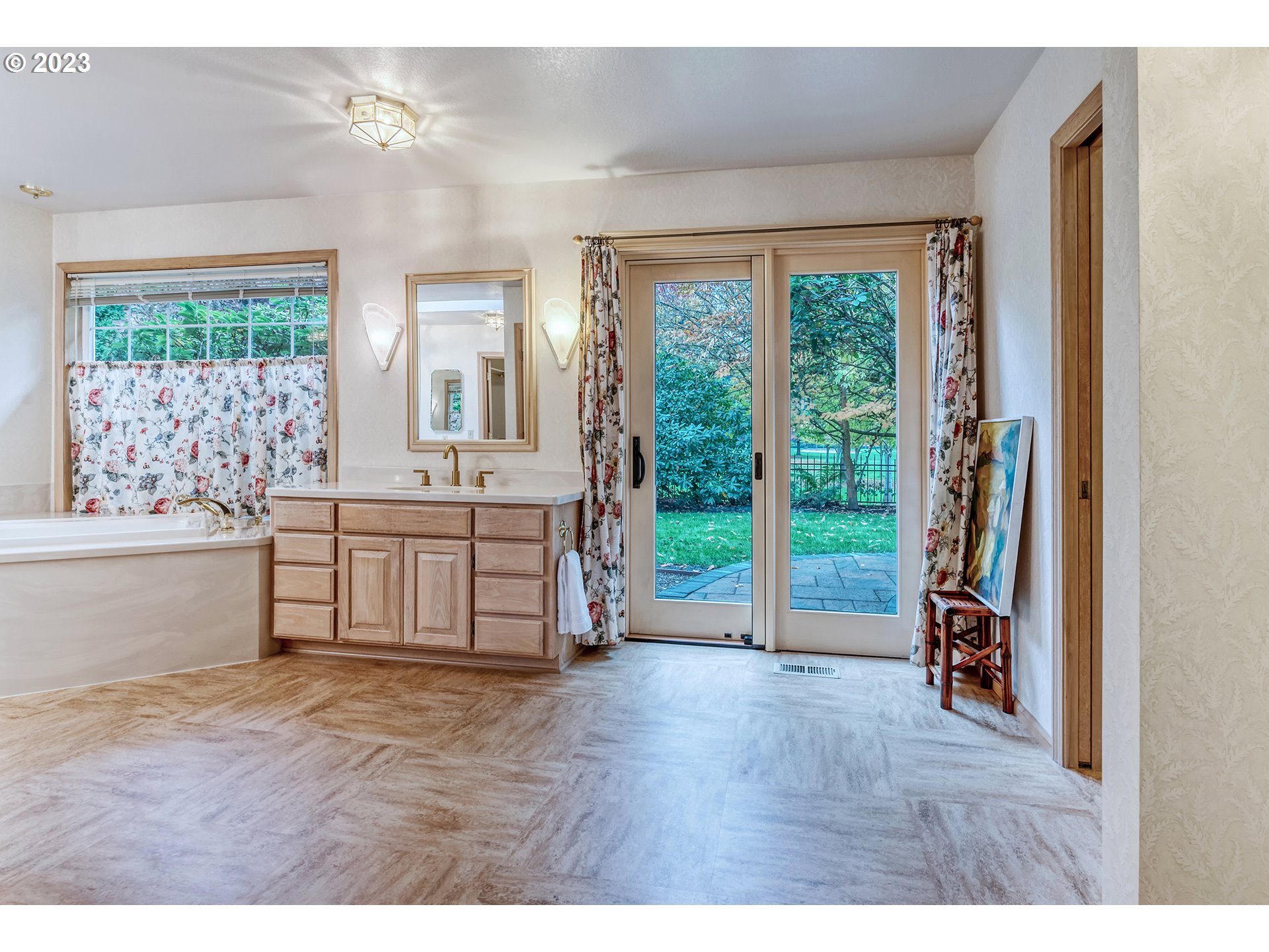 849 Fairway View Drive Eugene, OR 97401 - Photo 28 of 47 a living room with furniture and a flat screen tv