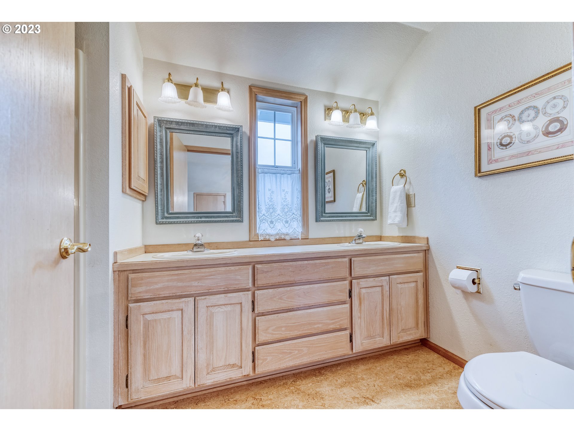 849 Fairway View Drive Eugene, OR 97401 - Photo 33 of 47 a bathroom with a toilet a sink and mirror