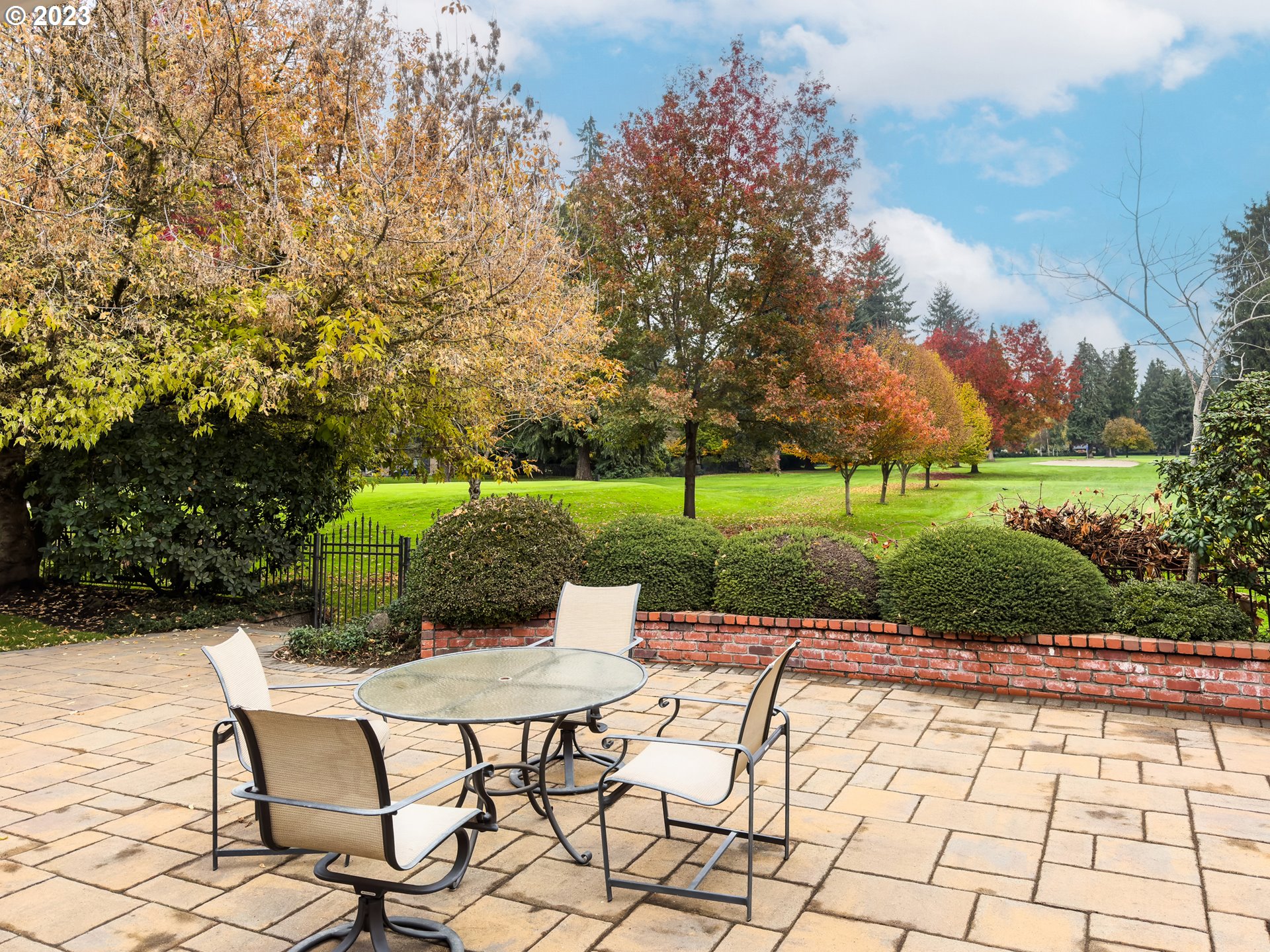 849 Fairway View Drive Eugene, OR 97401 - Photo 40 of 47 a view of a patio with a table and chairs
