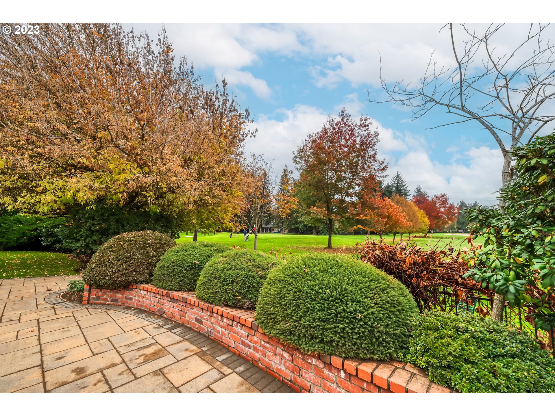 849 Fairway View Drive Eugene, OR 97401 - Photo 43 of 47 a view of a garden and basketball court