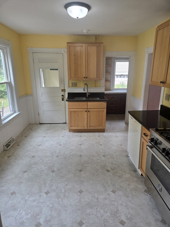 32 Hampden Street Northampton, MA 01060 - Photo 11 of 29