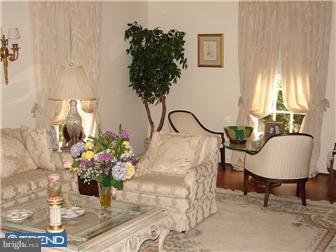 808 Hunt Road Newtown Square, PA 19073 - Photo 4 of 12 Living Room