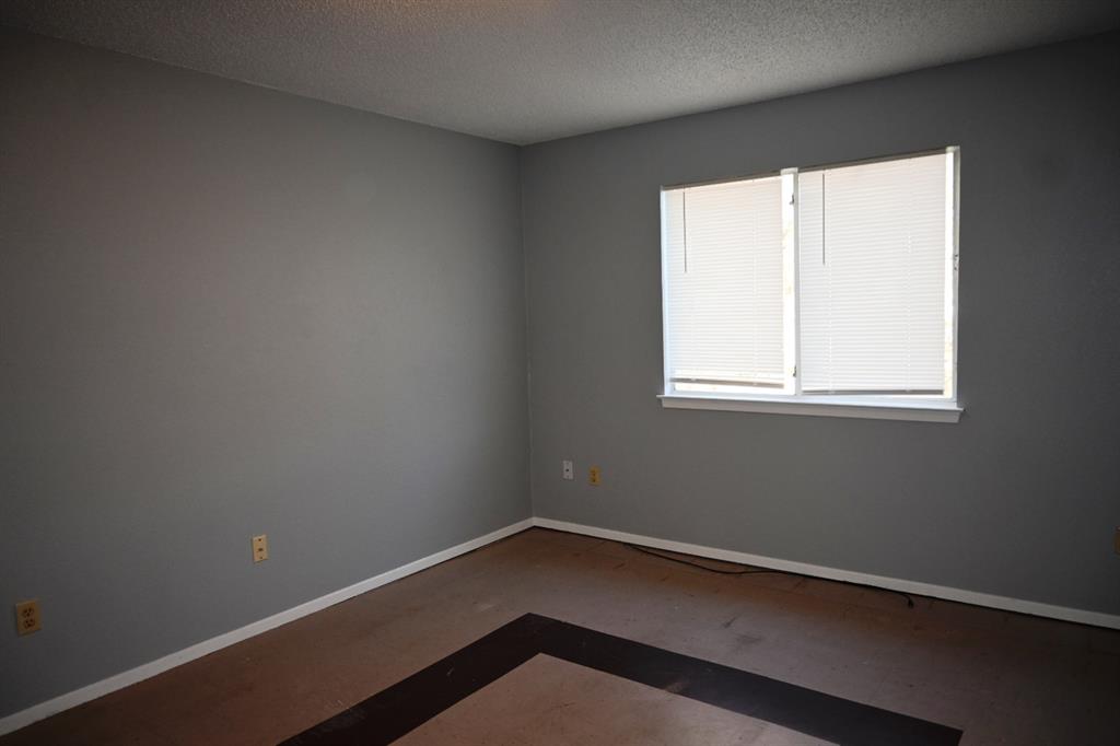 817 Lexington Road Elgin, TX 78621 - Photo 8 of 20 a small space with a window
