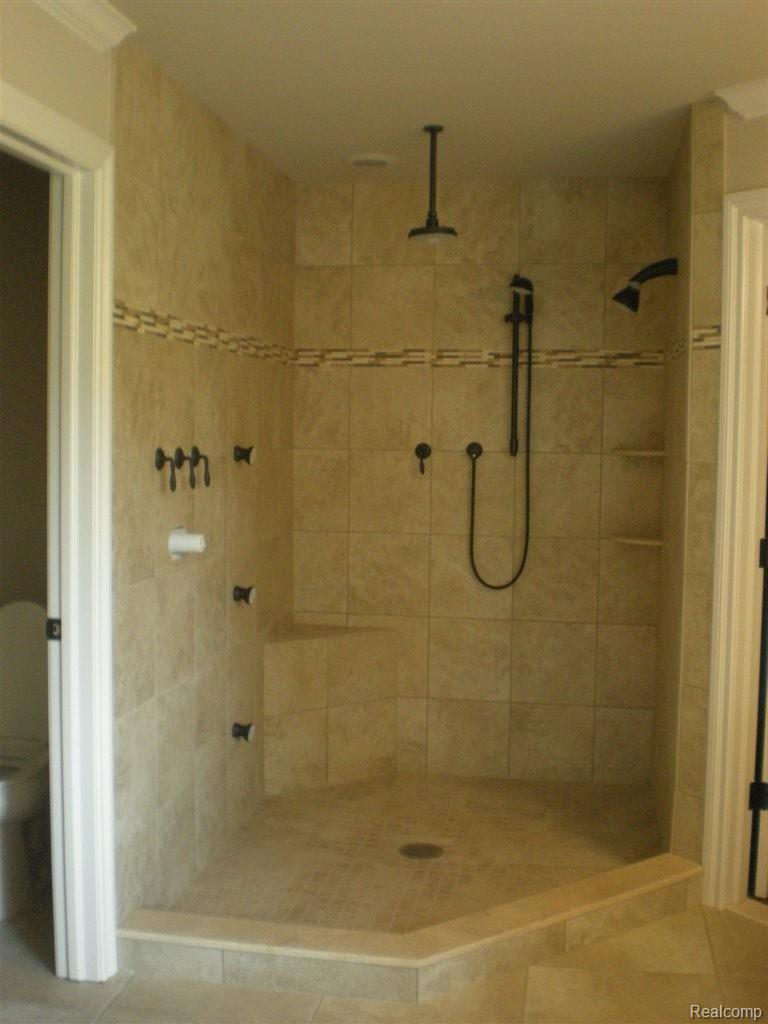 2825 Ambleside Court Rochester, MI 48306 - Photo 4 of 21 regmastr shower.JPG