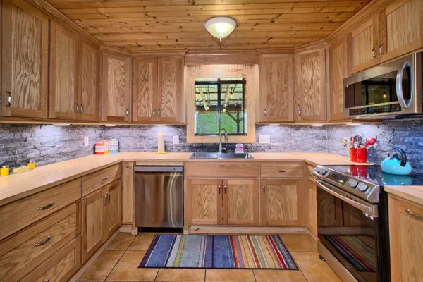 $445,000 | 590 Angela Lane, Hemphill, TX 75948