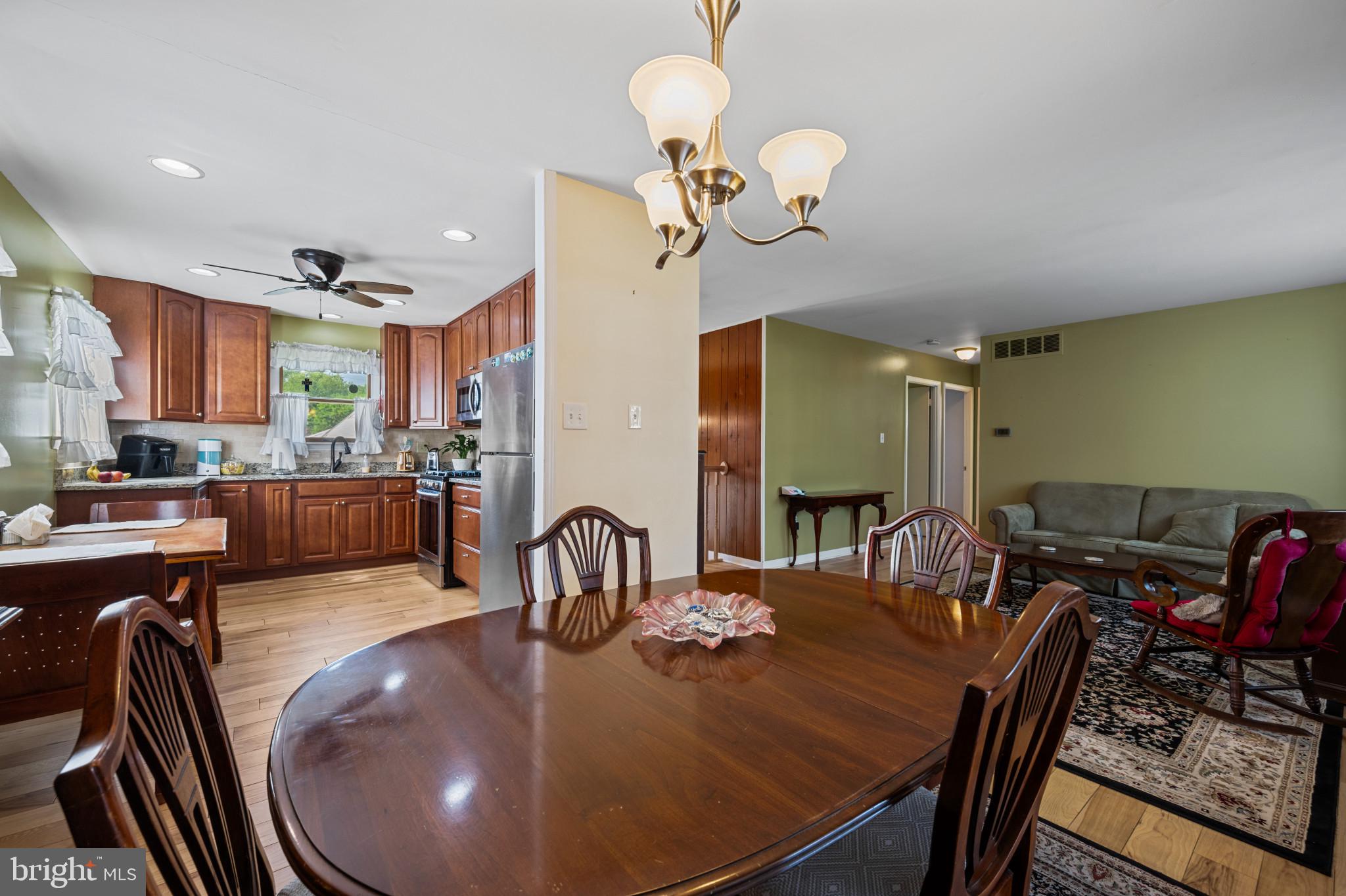 245 Candytuft Road Reisterstown, MD 21136 - Photo 9 of 40 Dining room w hicory wood floors