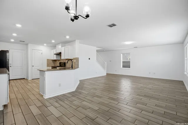 $2,000 | 1502 Overlook Bank, San Antonio, TX 78245