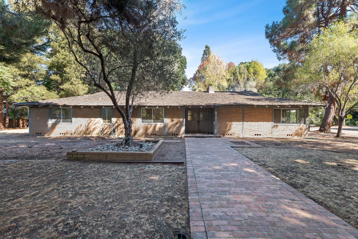 a view of a house with a yard