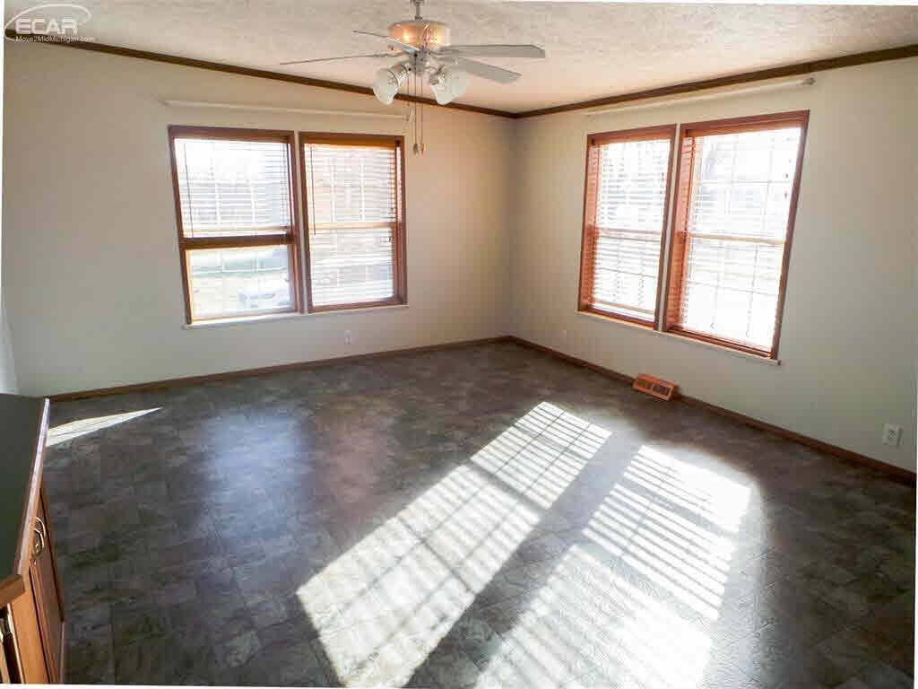 385 East Bennington Road Owosso, MI 48867 - Photo 8 of 16 21408827-7.JPG