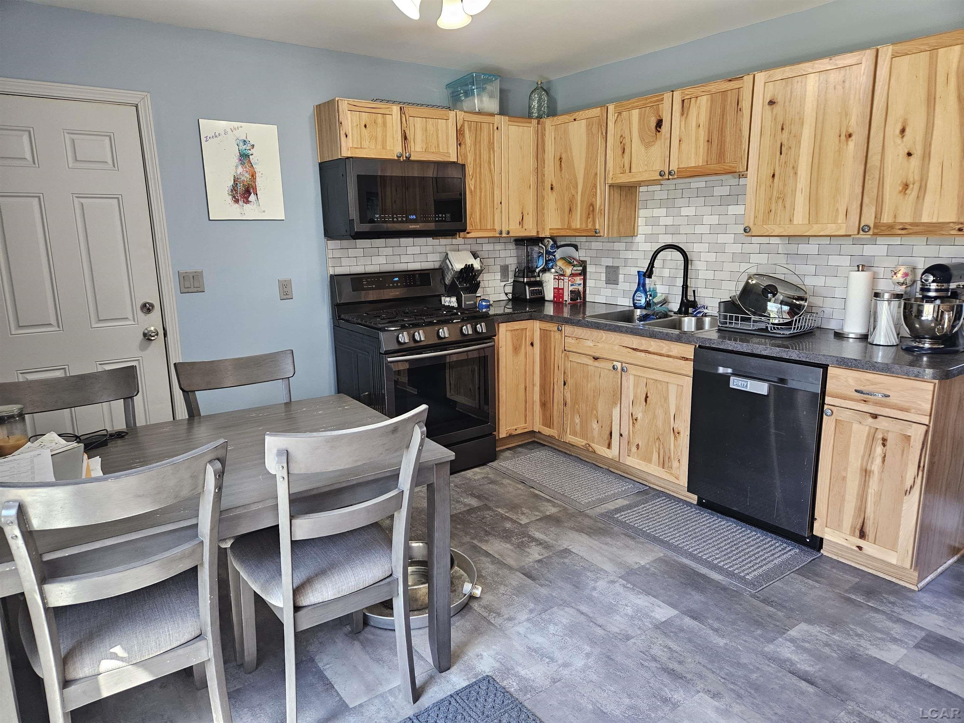 EAT IN KITCHEN