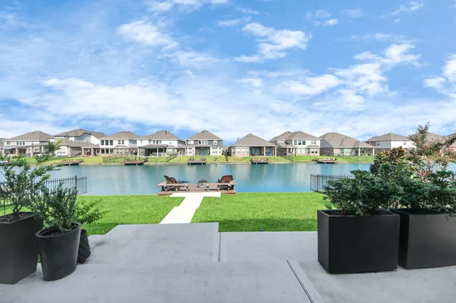 $549,000 | 29630 Kynndal Shore Drive, Spring, TX 77386