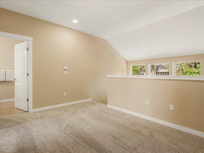 1378 Highland View Loop Redmond, OR 97756 - Photo 50 of 98 50-Stair Landing