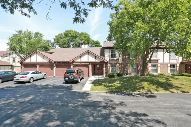$2,350 | 2800 Northampton Drive, Unit A1, Rolling Meadows, IL 60008