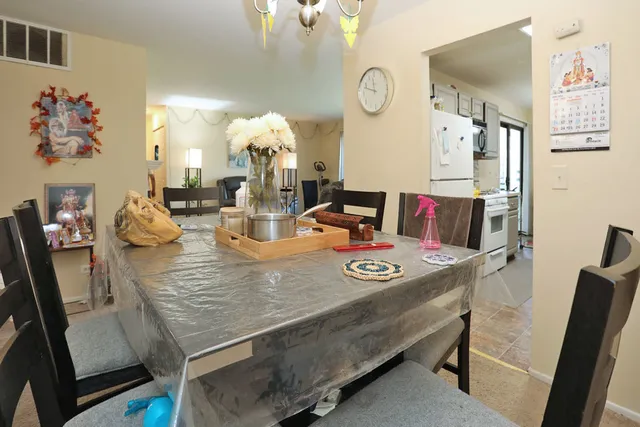 $2,350 | 2800 Northampton Drive, Unit A1, Rolling Meadows, IL 60008