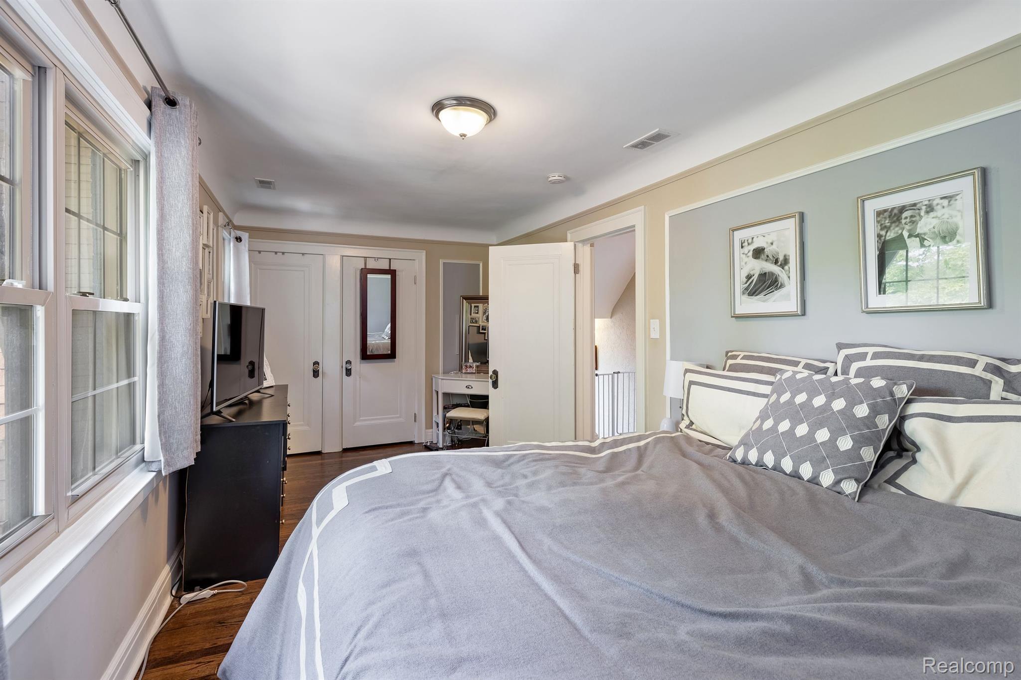 423 Cloverly Road Grosse Pointe, MI 48236 - Photo 16 of 22 Master Bedroom