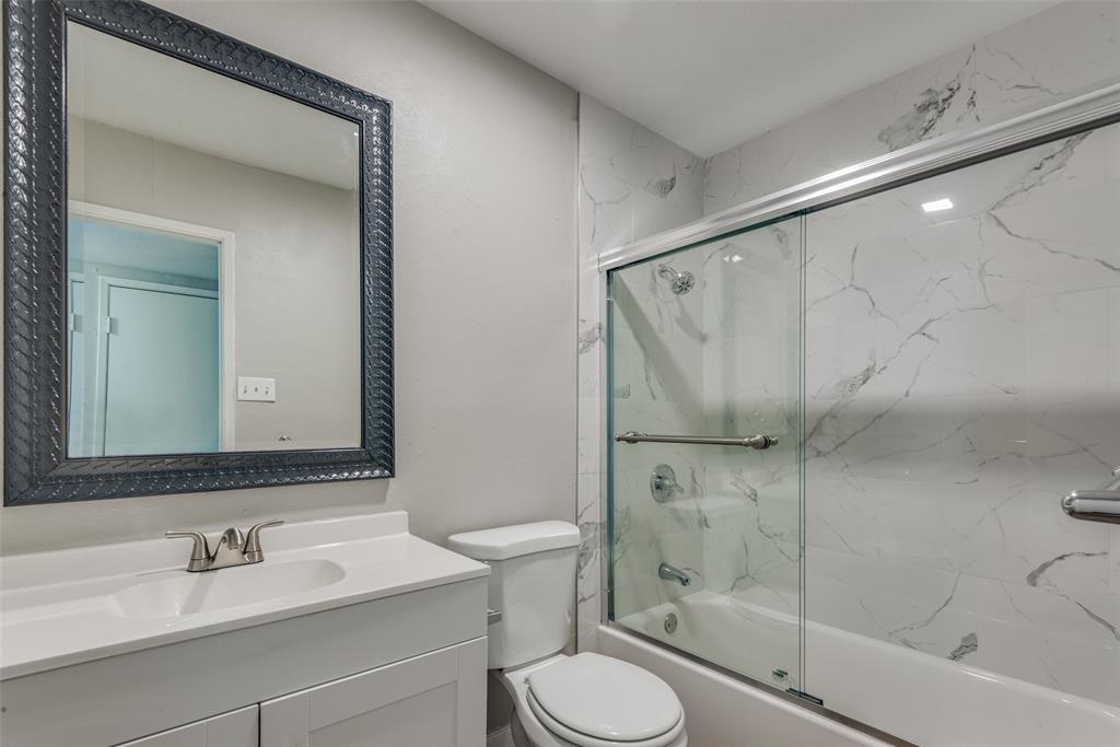 1930 Rambling Ridge Lane Carrollton, TX 75007 - Photo 12 of 15 Full Bathroom