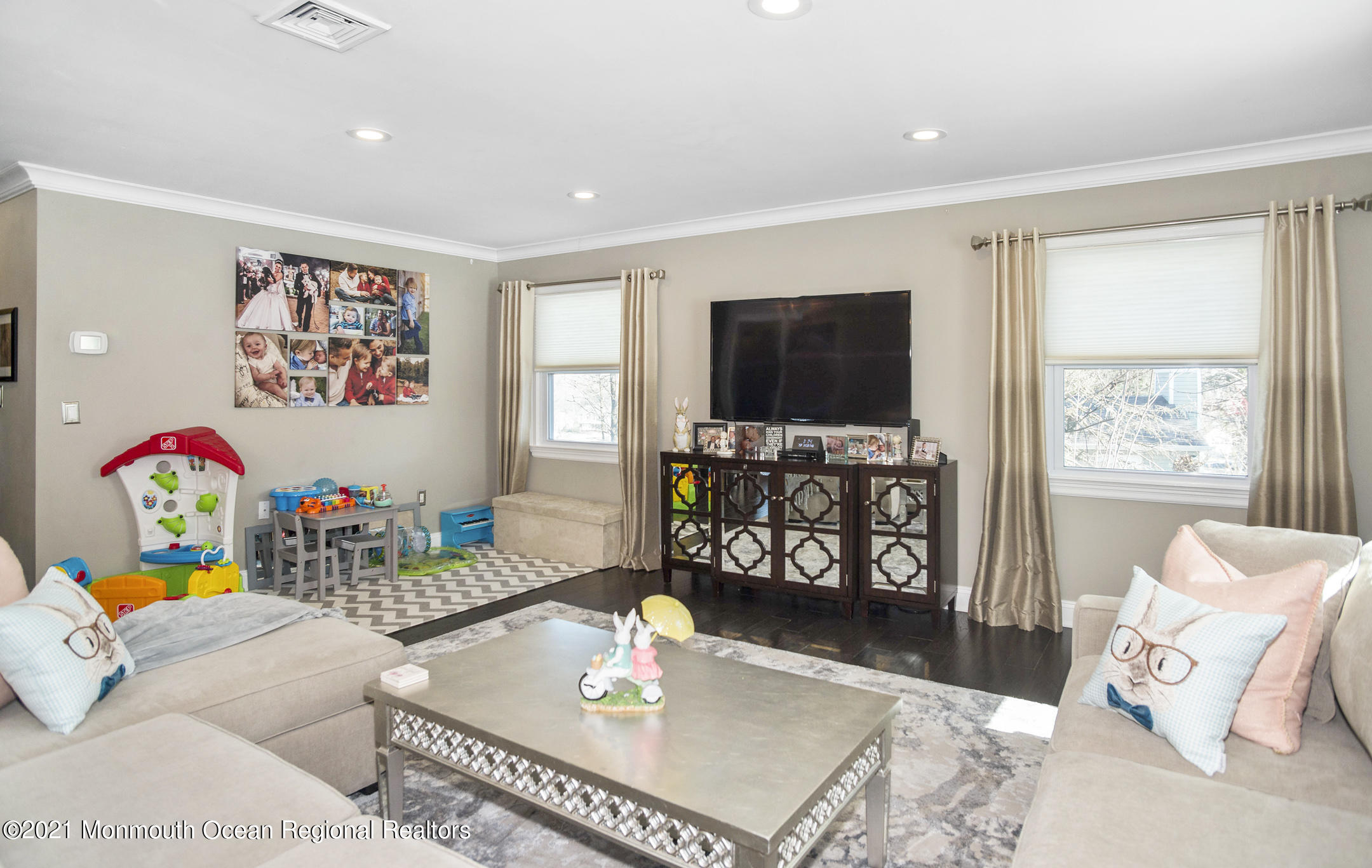 36 Innerhill Lane Aberdeen, NJ 07747 - Photo 4 of 17 _RMJ6440 living room