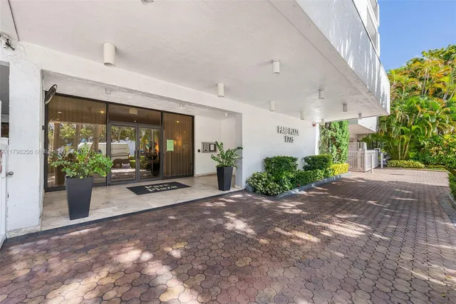 $621,000 | 1775 Washington Avenue, Unit 11C, Miami Beach, FL 33139