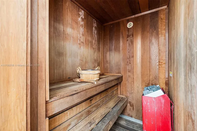 $621,000 | 1775 Washington Avenue, Unit 11C, Miami Beach, FL 33139