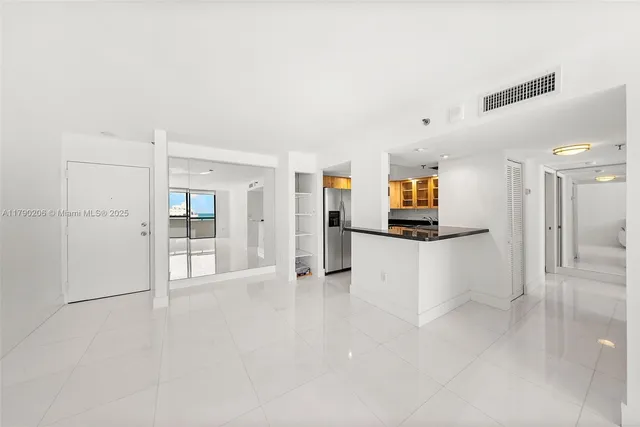$621,000 | 1775 Washington Avenue, Unit 11C, Miami Beach, FL 33139